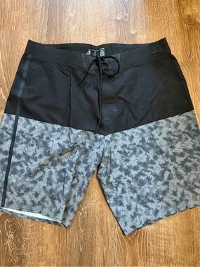 Men's Black & Gray Patterned Swim Board Shorts with Drawstring Waist
